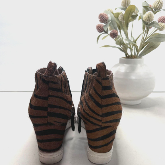 Linea Paolo Felicia Zebra Print Calf Hair Wedge Bootie Brown/Black Women 6.5 M - Picture 2 of 11